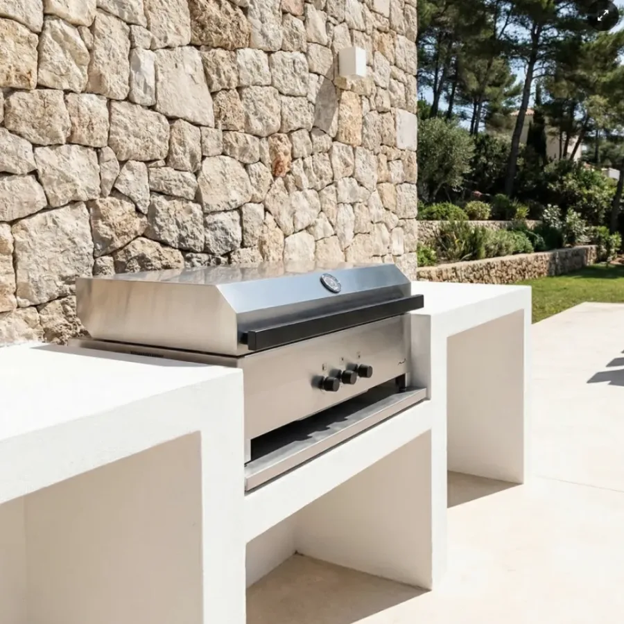 Barbecue à gaz haut de gamme COEO ALTO en inox 304 encastré dans une cuisine extérieure